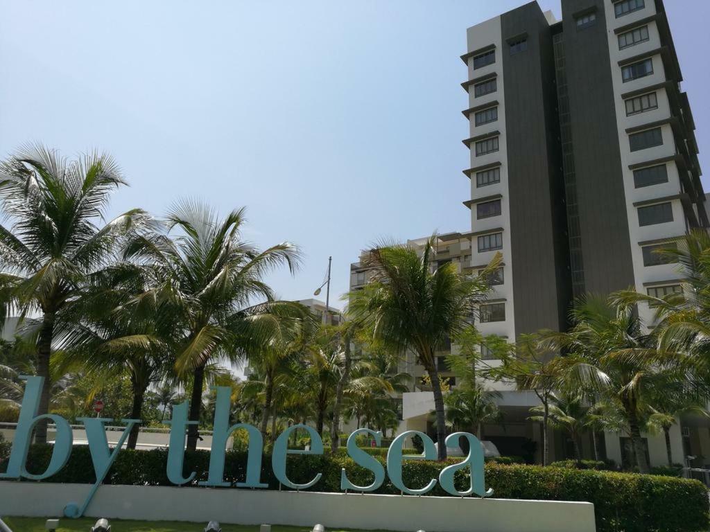 By The Sea Beachfront Penang Batu Ferringhi Exterior photo